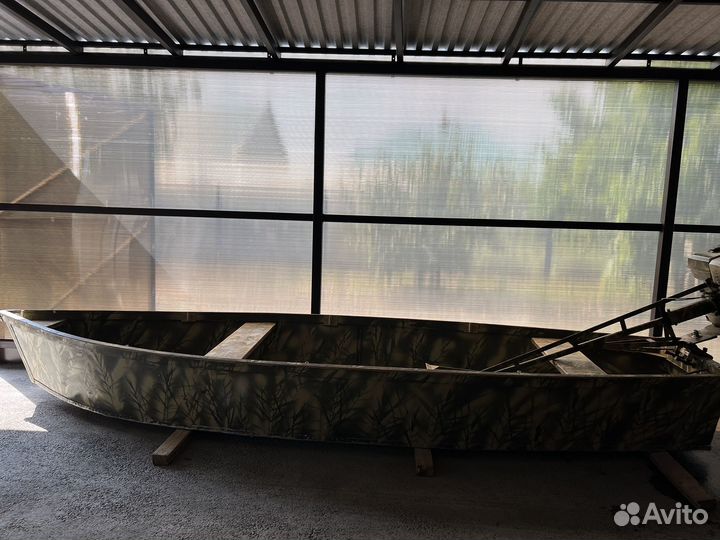 Моторная лодка с болотоходом