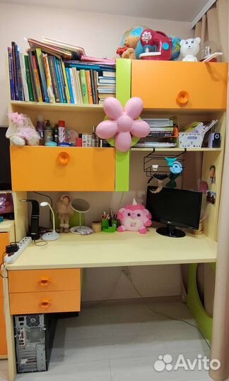 Письменный стол и надстройка (полки) на него