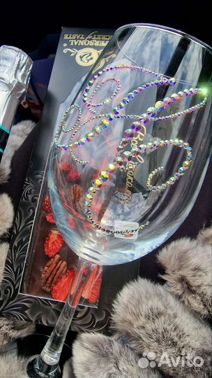 Бокал с инициалами стразами