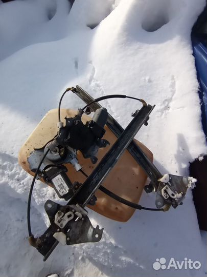 Стеклоподъемник передний Nissan Almera N16