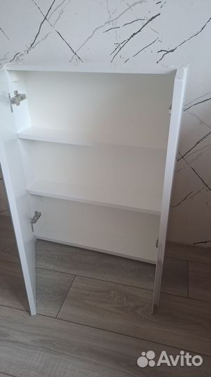 Шкафчик с зеркалом в ванную