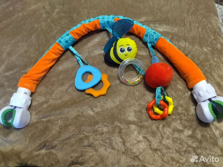 Развивающие игрушки и дуга на стульчик
