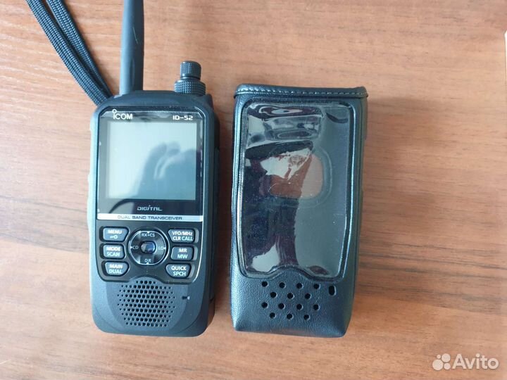 Icom id-52e