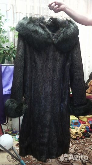 Отличная нутриевая шубка с капюшоном