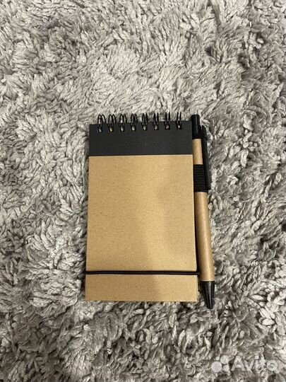 Блокнот для записей на резинке с ручкой