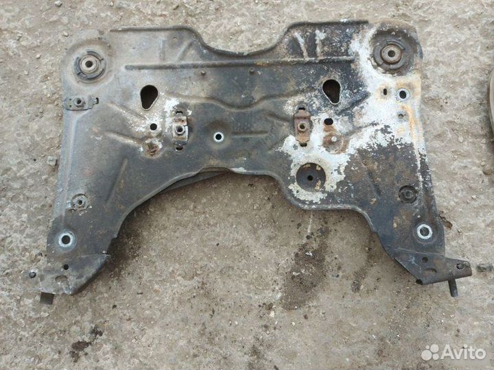 Подрамник передний Renault Laguna