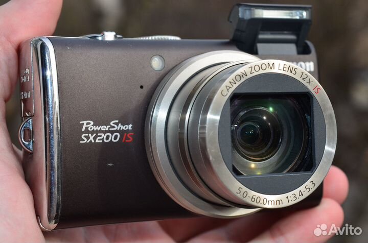 Canon PowerShot SX200 is