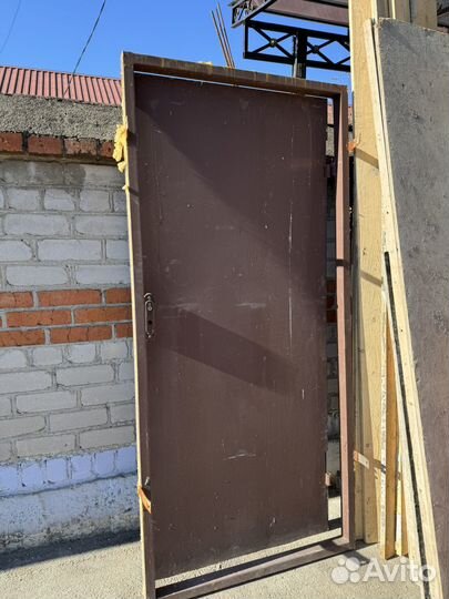 Металическая дверь