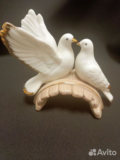 Фарфоровая статуэтка голуби