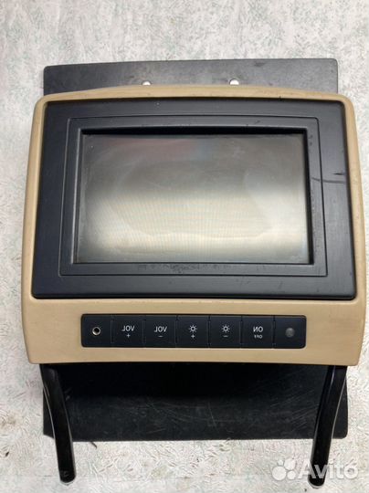 Подголовник монитор на Mercedes W251