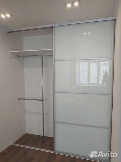 Рабочая зона у окна шкаф