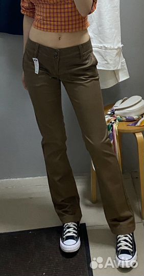 Коричневые джинсы на низкой талии