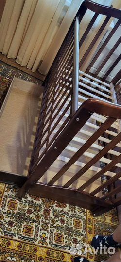 Детская кроватка с маятником и ящиком