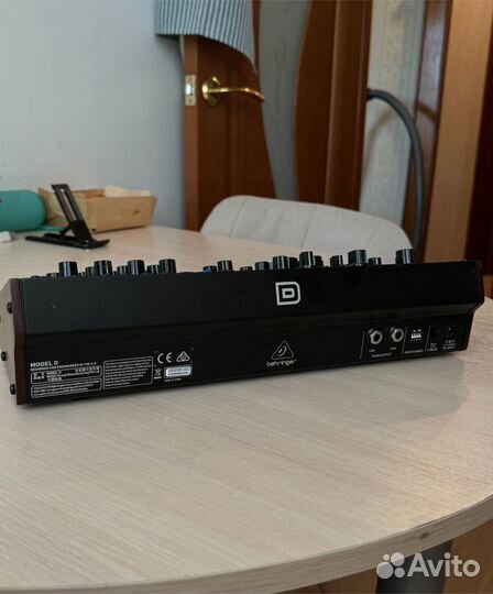 Продам синтезатор behringer model d