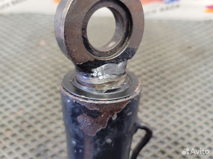 Цилиндр подъема кабины Renault Magnum