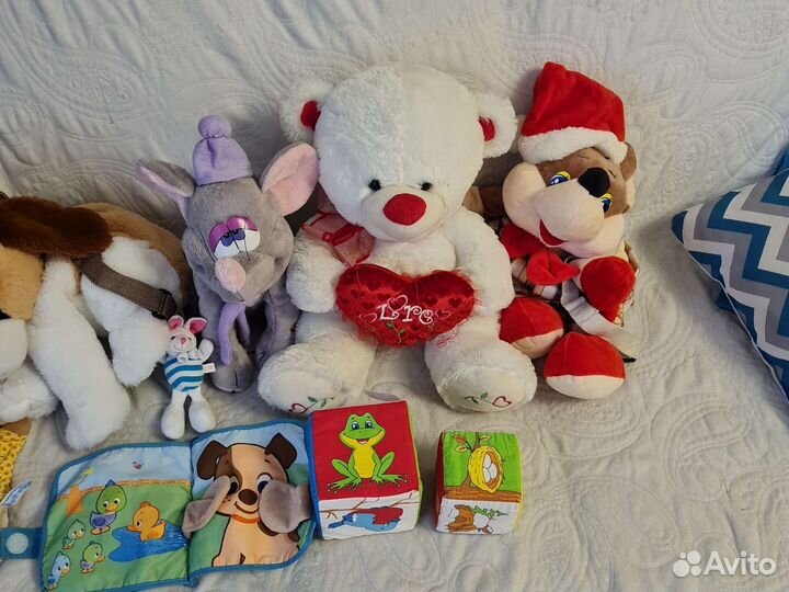 Мягкие игрушки, рюкзаки, развивающие кубики книжки