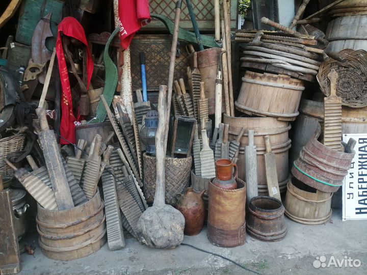 Старинные корзинка рубель чугунок сундук ухват