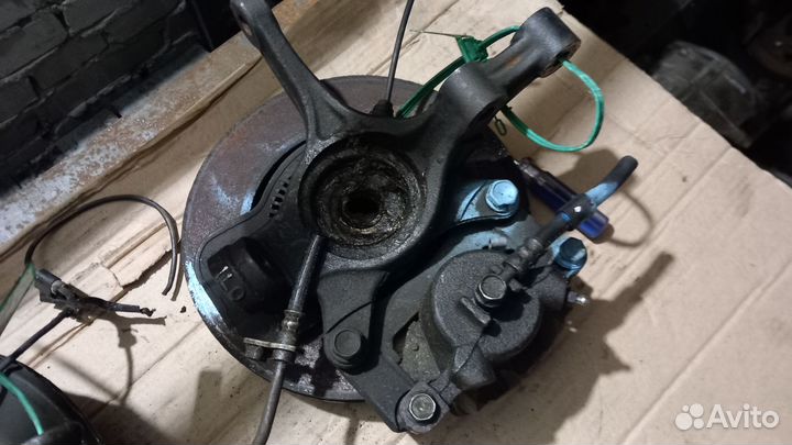 Swift 2011-2017 поворотный кулак ступица перед лев