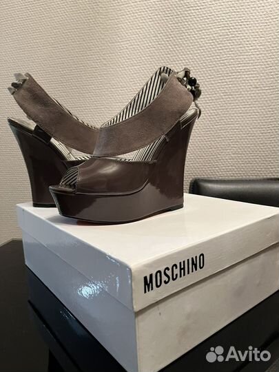 Босоножки женские Moschino