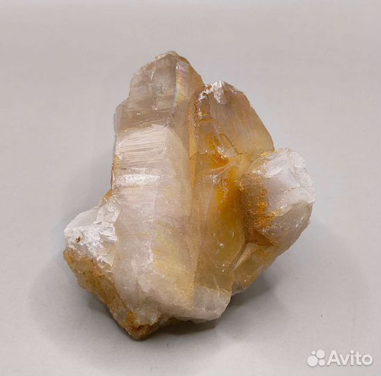 Кварц окрашенный железом (136г), Россия / Минералы