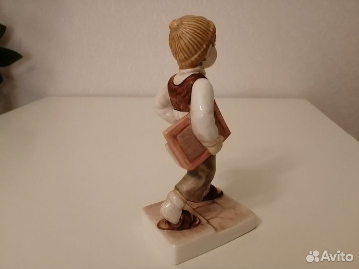 Фарфоровая статуэтка мальчик/дети Goebel Germany