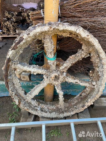 Старинное колесо от трактора с зазубриннами