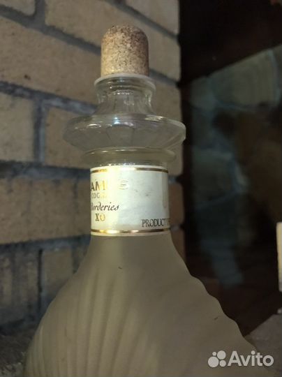 Пустая бутылка из под коньяка