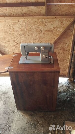 Швейная машина Чайка 142