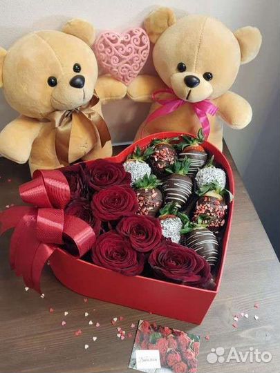 Цветы и клубника в сердце