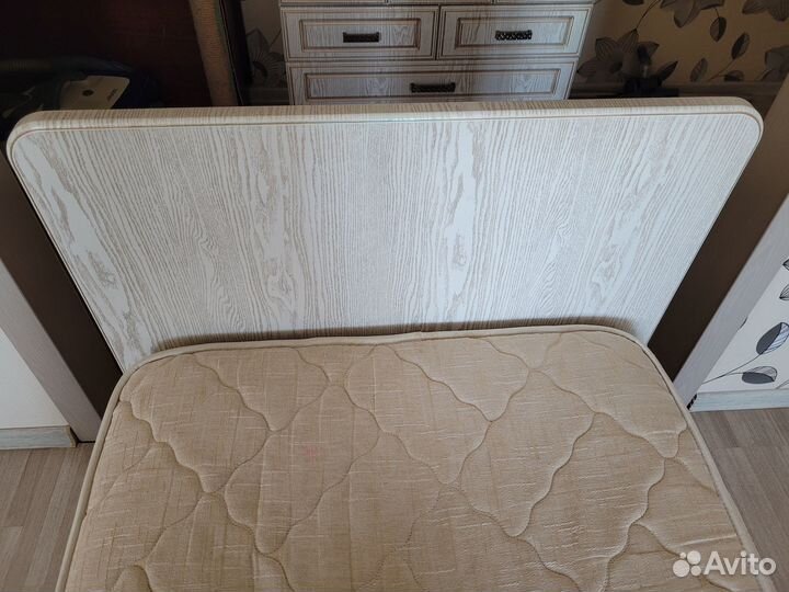 Кровать, шкаф и комод