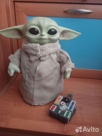 Игрушка на пульте управления. Йода