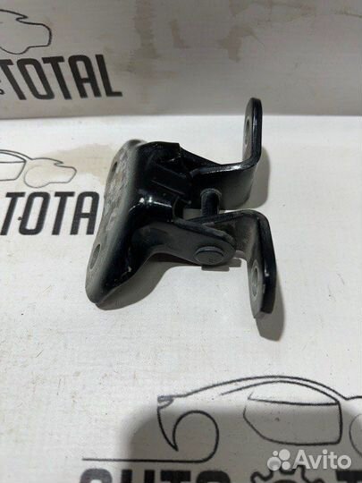 Петля двери нижняя передняя правая Toyota Corolla