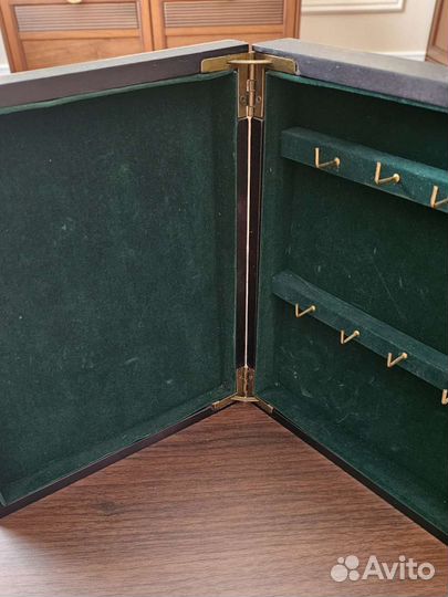 Настенная ключница с часами и подковой