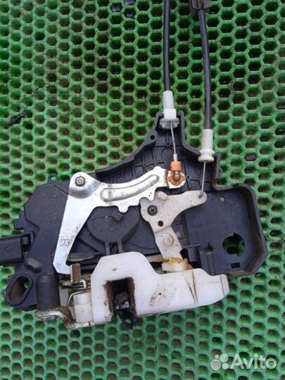 Замок двери правый Mitsubishi Colt