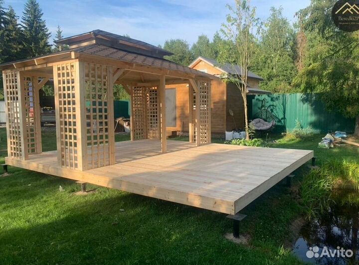 Беседка деревянная на сваях