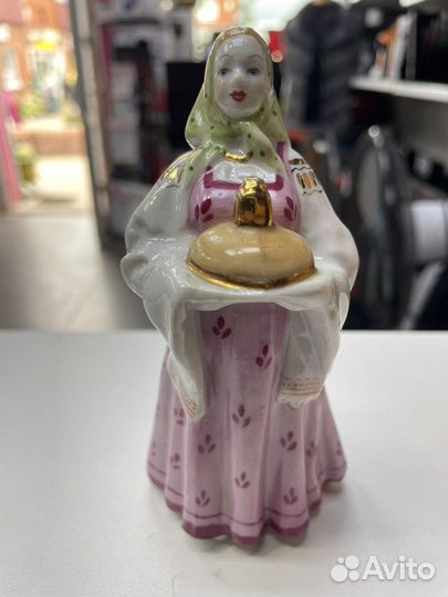 Фарфоровая статуэтка девушка с караваем