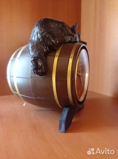 Часы Молния, Медведь на бочке