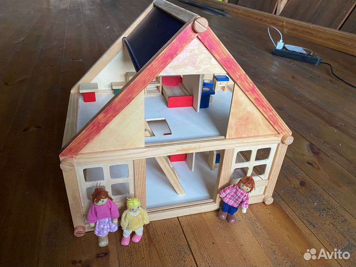 Кукольный домик с мебелью
