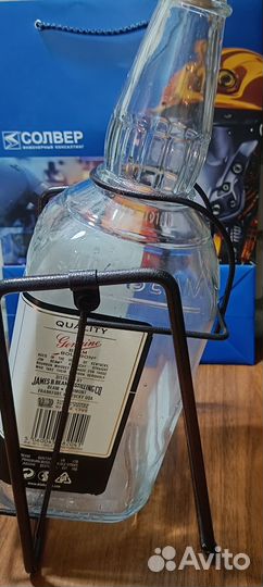 Бутылка на качелях