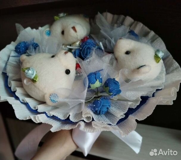 Мишка и букет из игрушек