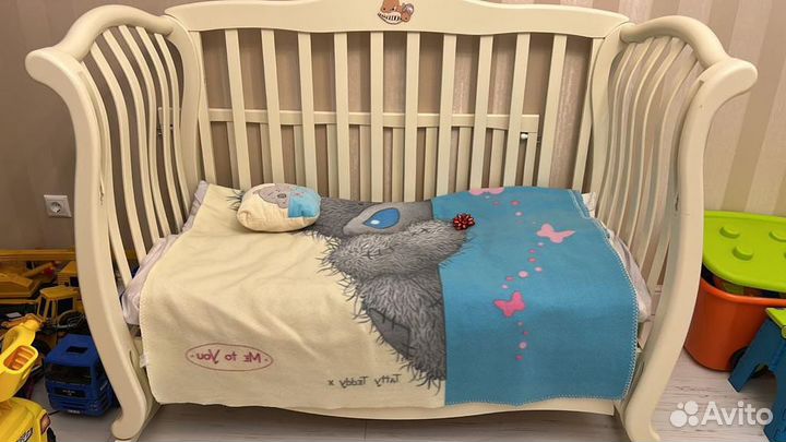 Детская кроватка и комод