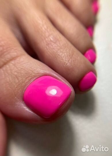 Педикюр в салоне красоты