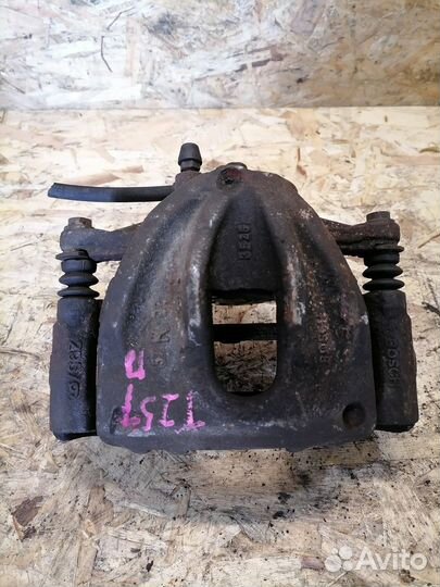 Суппорт передний правый Toyota Avensis T25