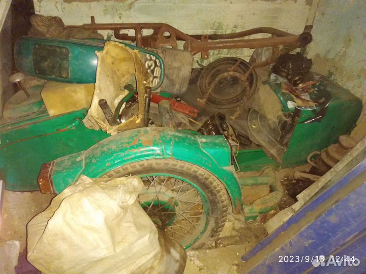 Люлька и запчасти разобранного мотоцикла Урал