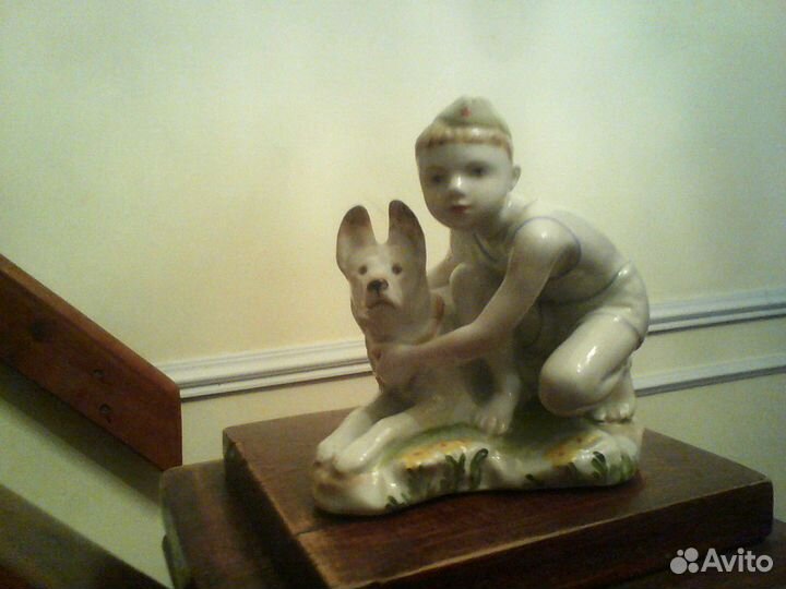 Статуэтки и шкатулка. фарфоровые