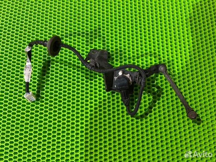 Датчик высоты подвески задний Mitsubishi Outlander