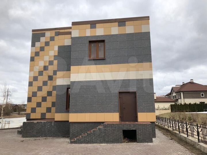 Здание под гостиницу, общепит, магазин, 370 м²