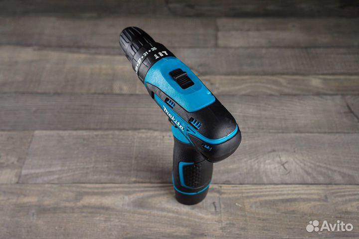 Шуруповерт с набором