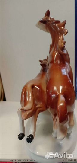 Статуэтка фарфоровая 