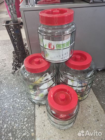 Банки стеклянные гидрозатворами большие закручив